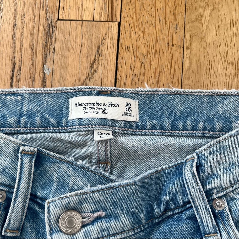 Abercrombie & Fitch Curve Love The ‘90s Straight Light Blue Straight Leg Jeans - Picture 5 of 10